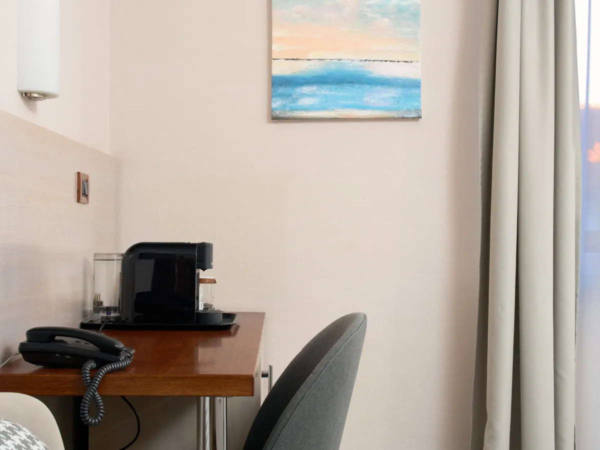 economy room wall decor