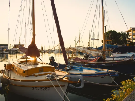 https://booking.profitroom.com/si/hotelmarinadoo/home?currency=EUR&_gl=1%2Av5h729%2A_gcl_au%2ANTc0MDA3MDkxLjE3ODIyODQ3NTg.%2A_ga%2AMTYxOTEzMzQyMi4xNzgyMjg0NzU4%2A_ga_9PFNZGK125%2AczE3ODM0MzIyODMkbzI0JGcxJHQxNzgzNDMyMzY1JGo2MCRsMCRoMA..&accepted-cookie-policies=necessary%2Canalytics%2Cmarketing&tcf=CQm-o8AQm-o8AAAABAENCiEsAP_gAH_gAAAH__QAgF5v_-AAAAAA.YAAAAAAAAAAA&cs=AQLz8t__3____AobDQA&pr_origin=www&pr_feature=as-popup